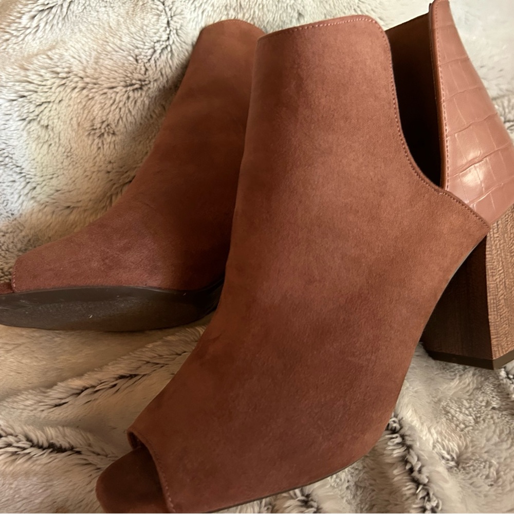 QUPID open toe suede booties, tan size 8.5